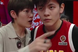 給妹妹指導(dǎo)幾句！中場休息期間，楊力維在場邊拉著楊舒予暖心囑咐